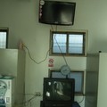 女生宿舍: 大門 進入情形 。上方韓國 樂金 牌32型 液晶電視，下為 舊電視，旁為 晶工牌 飲水器。