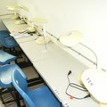 女學生宿舍: 檯燈、書桌、三聯 插座使用 現況。物品 為個人保 管，所以都 貼上 名條。