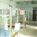 女學生宿舍: 內部陳設，於早上 八點拍攝。除 舍監房，沒有 獨立的 隔間，所有 女生一起在 一個大房間 裡面。因此隱私性較差。