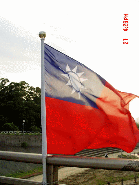 2007-10-21，天氣晴，下午蹬上破腳踏車往木柵，經恆光橋見國旗飄揚，隨手拍出下列相片。旗正飄飄，義正皓皓。
