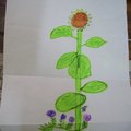 那為什麼第二張會畫向日葵和四朵小花呢
 她說: 大花是我, 小花是你們四個小孩
我以後如果死了, 我會變成一朵更大的花保佑你們