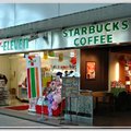 高鐵左營站內目前有兩家商店，為統一企業名下的7-11和Starbucks Coffee，7-11內有高鐵紀念品的販售喔！