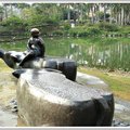 內惟埤文化園區湖邊有著藝術家王秀杞的「與牛共享」石雕作品，許多人喜歡坐在這石雕椅上談天、賞景，十分愜意。