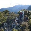 25.隊員欣賞攻頂山景