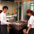 嚴島神社商店街著名的烤牡蠣