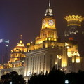 上海市節電因素，溫度過高時因冷氣用量高，外灘的華麗燈光就只好犧牲一下囉！