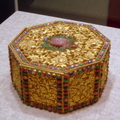 金嵌寶石鏤空花卉紋八方盒