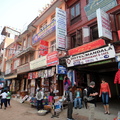 博達塔前的商店