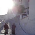2004年11月，與好友兩人共赴西藏一趟。在這夜晚零下八度的時節，旅行社只開了我們這一團，共有團員兩人。就這樣，參加了生平頭一遭兩人旅遊團，開著一輛吉普車，帶著師傅與導遊各一人，遊覽了拉薩與日喀則。