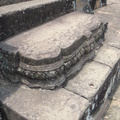 東美蓬寺一整塊石頭做成的階梯很美