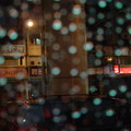 清晨六點在前往陽明的公車上，望著雨珠的窗外