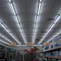 超級市場的天花板上是密密麻麻的長燈管