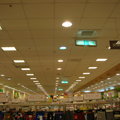 生活館裡所呈現的燈光色澤及形狀跟超市不太一樣