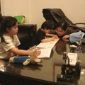 媽媽跟惟惟從音樂班上完課回來，陪我ㄧ起在客廳中寫功課