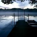 湖映水面的薄霧景色