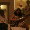 我手上抱的就是鼎鼎大名的印度sitar琴! 那個主唱看我聽得如痴如醉，再最後一曲之前居然跟我揮手，叫我上去跟他們合照，還給我玩樂器! 哇哈哈我真是太開心了!
