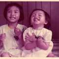 我跟大妹。我四歲那年的母親節。