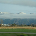 雲層後覆蓋山頭的雪