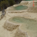 神仙池是由一連串高山湖泊及鈣化池組成，玲瓏精致，晶瑩剔透，堪稱一絕。神仙池藏語為”嫩恩桑措”，意即仙女沐浴的地方。