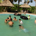 教會青少年參加營會在游泳池內戲水