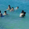 參加教會執事同工退休會赴外島一遊，大家在海中戲水