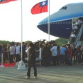 馬總統下機後與接機的政府要員握手致意，專機在豔陽下看起來好雄偉