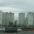 韓國國民住宅,千篇一律,一模一樣,老人靠房子編號找自己的家,不像台灣房子多元多樣,因為兩國經濟制度不同之造成!
