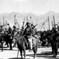 二次大戰時的西藏騎兵團，服飾與古代唐朝相似，但也配有清兵的土洋火槍。