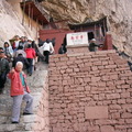 1500年前北魏時期在山西省萬丈崖壁上崁入寺廟、已列入世界遺產保護中、每年觀光客如過江之鯉。