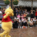 HKDL Mickey's Waterwork Parade  水花巡遊, Pooh 搖頭晃腦, 走起來有點小太保