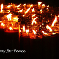 新年與友人在雨天訪台北中和烘爐地, 祈願燭隨風飄舞著...