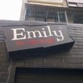 Emily招牌