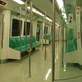 2011/04/07(四)高雄捷運車廂,早上8點多尖峰時刻的高雄捷運車廂竟然空無一人.