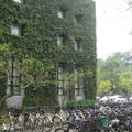 2011/10/13(四)雲林科技大學,看到這情景竟重新勾起年輕時在校園中騎腳踏車的回憶.