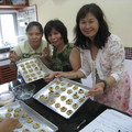 在泰國認識一群樸實賢慧的朋友，和台商的泰籍太太學做餅乾---In BangNa。Patcharee，她是一個熱情又專注於西式糕餅的好老師，對糕餅點心投注了許多心力和興趣。良師益友，我的杏仁餅乾是成功美味的。
