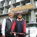 楊梅鎮公所秘書張火爐與愛騎自行車的楊梅國中家長會長陳華山