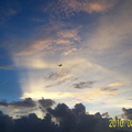 傍晚六點多的颱風﹝電母﹞雲彩，剛好一架老母雞﹝機﹞經過。