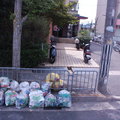 遊覽車上的快拍--日本不像台灣要追垃圾車，分類放在固定的地點即可