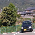遊覽車上的快拍--日本很多這種黃牌車，排氣量小(1000以下吧)，是許多家庭主婦買菜接送小孩的交通工具