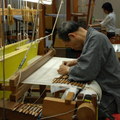 西陣織--織布的老先生，正在織源氏物語千年紀念作品