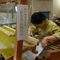 西陣織--織布的小姐，正在織源氏物語千年紀念作品