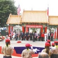 僑胞們踴躍參加升旗典禮，以實際行動表達對中華民國的熱愛與支持。 世界日報記者王又春/攝影



