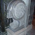 抱鼓石，用來穩固門柱，還有就是當安裝門板的構件。祖師廟的抱鼓石圖案主題較特別，非一般的螺紋，而是盤龍。