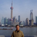 我的上司為我照了這張相片，背後是上海市的浦東陸家嘴，有東方明珠廣播電視塔和東方濱江大酒店這兩個地標！