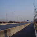 G312從上海起至伊寧止，全長4967公里。這是上海市嘉定區黃渡鎮的一小段，拓?後東西各四線，若含圖右的腳踏車道，合計十線。穿越馬路要快步，若要在安全島上站著等待車輛禮讓，那是夢想！