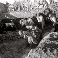 19541007金門軍民備戰挖掘坑道。﹝版權屬聯合報﹞