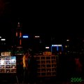 碼頭旁還有幫人家攝影...
為自己在香港美美的夜景下，
做個紀念...