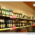 捷克市區-超市裡滿櫃的啤酒