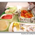 旅行的第一餐，在台灣－峇里島的飛機上度過。阿包的素食餐，感覺比我的好吃。