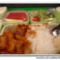 旅行的第一餐，在台灣－峇里島的飛機上度過。小手的雞肉飯，飯普通。冰淇淋很好吃唷!